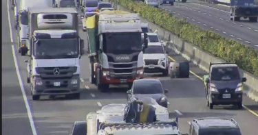 塑膠桶國道脫逃釀驚魂連環撞，小貨車害半聯結車閃避不及嚇壞用路人。（圖 ／翻攝畫面）