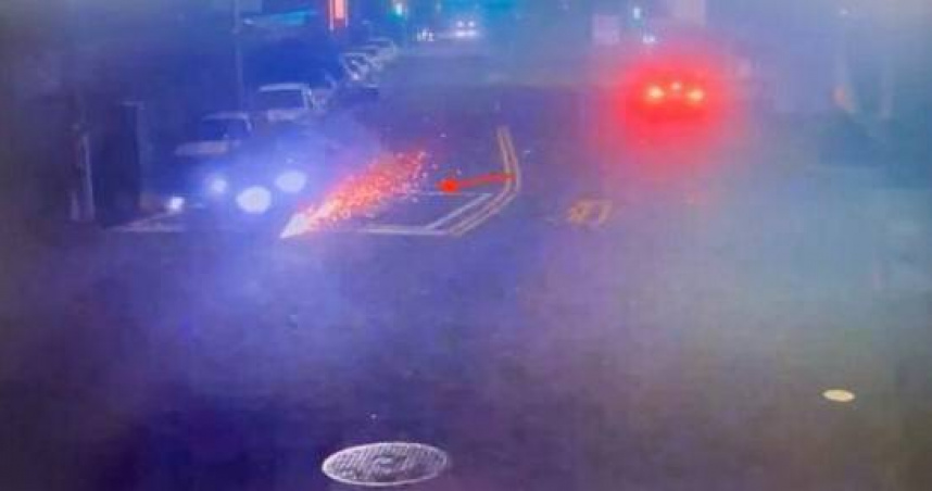 深夜停車場驚魂擄人追逐戰黑車撞亭噴火光鳳山街頭失控。（翻攝畫面）