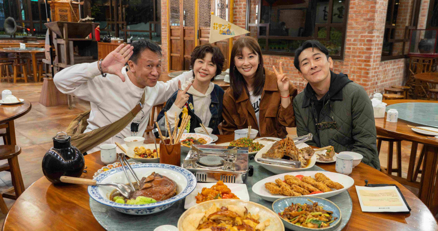 游安順（左起）、于子育攜「真實夫妻檔」朱芷瑩與施名帥遊苗栗。（圖／東森提供）