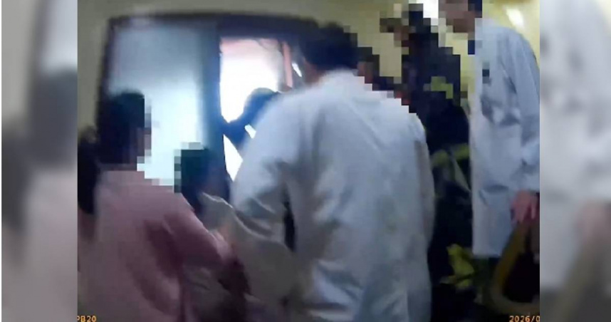 北市馬偕醫院一名員工2日上午於6樓，險些墜落，所幸遭警消人員火速拉回。（圖／翻攝畫面）