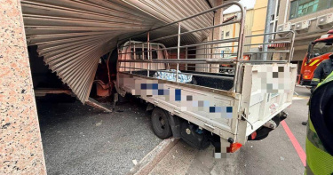 台中市西區小貨車酒駕失控撞進民宅，鐵捲門嚴重毀損，駕駛酒測值0.89毫克遭警方逮捕。（圖／翻攝畫面）