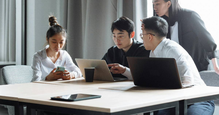 一名公務員在網路上分享同事的經歷。（示意圖／Pexels）