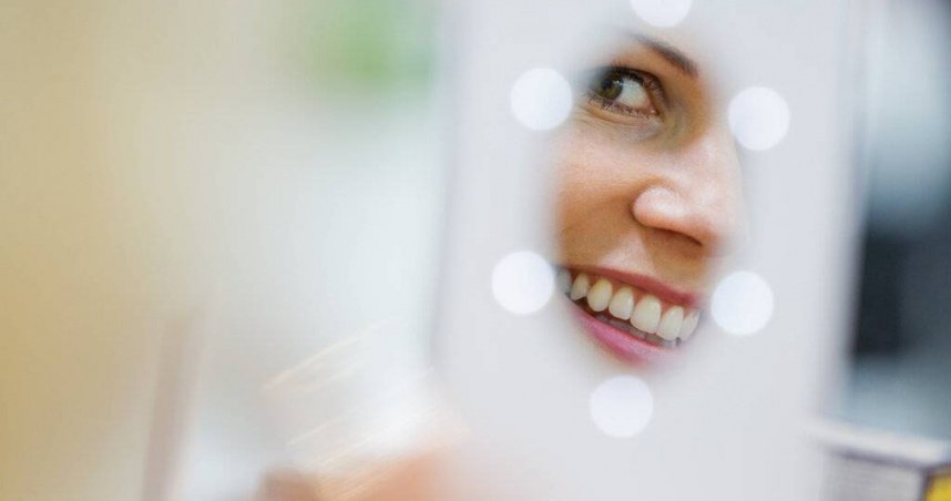 有些人照鏡子時覺得狀態正常，但在照片中卻顯得疲憊。（示意圖／達志／美聯社）