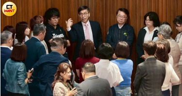 立法院本週五處理「新興計畫資本支出預先動支」相關議案時，共有22位民進黨立委缺席。（圖／黃耀徵攝）