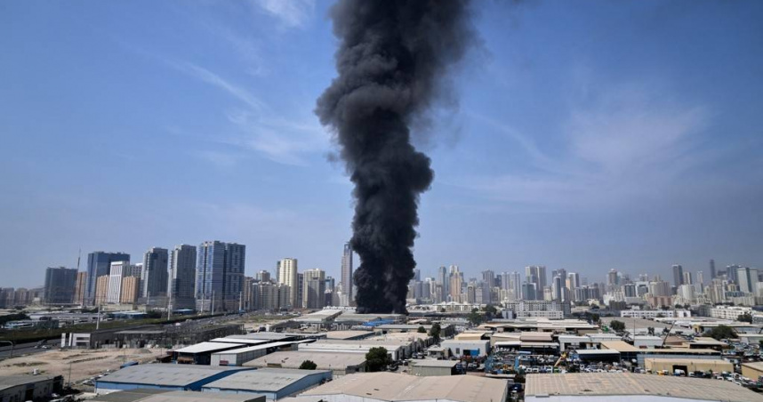 遭攻擊後冒出大量濃煙。（圖／達志／美聯社）