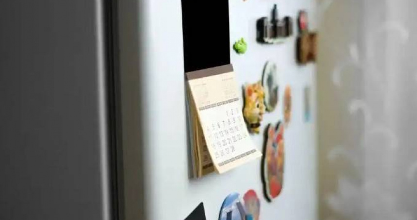 冰箱門上常見的冰箱貼，不僅能裝飾居家環境，也方便張貼備忘錄與照片。（示意圖／翻攝自微博）