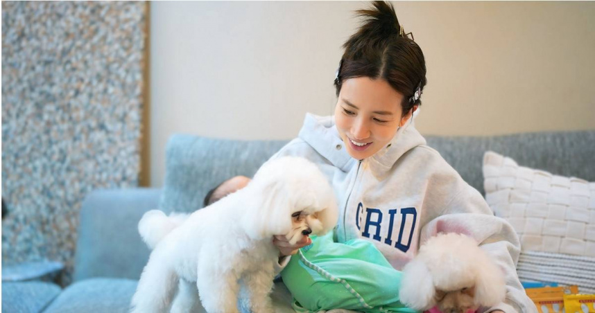 愛雅除了寶貝兒子，家中還有2隻可愛毛小孩妮妮與漂亮。（圖／三得利提供）