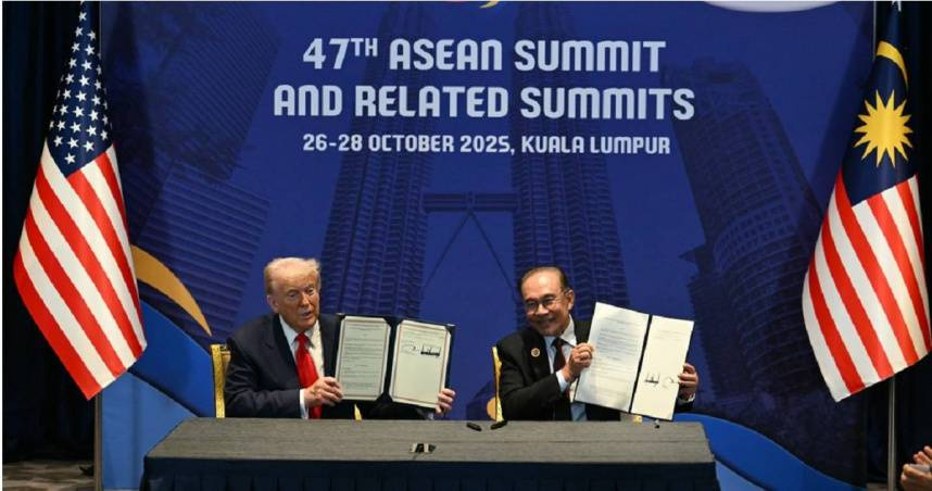 美國總統川普（左）與馬來西亞總理安華，於去年10月26日在吉隆坡簽署對等貿易協議。（圖／達志／美聯社）
