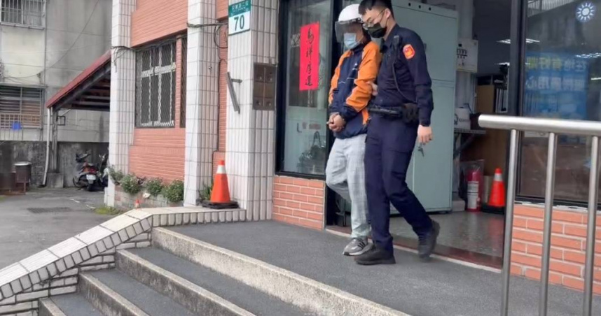 陳男19日上午邊開車邊吸食毒品，車輛失控自撞護欄，他則被依法送辦。（圖／翻攝畫面）