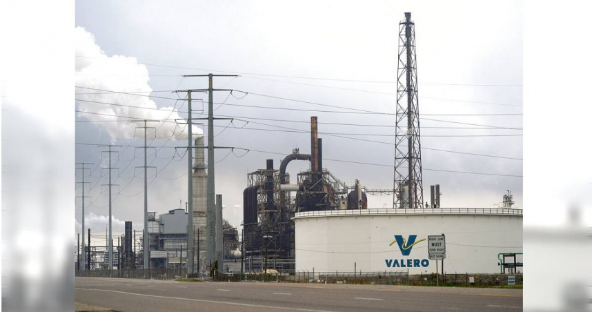 石油公司「瓦萊羅能源」（Valero Energy）位於美國德州阿瑟港（Port Arthur）的煉油廠。（圖／達志／美聯社）