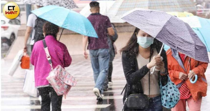 清明連假全台濕答答，有不少家庭會打開除濕機，但部分民眾認為人機不能待在同一空間，其實台電早就闢謠，分享如何正確使用除濕機。（示意圖／趙文彬攝）