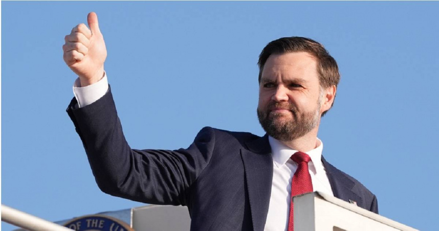 美國副總統范斯（J.D. Vance）在結束美伊談判後，登上空軍二號時豎起了大拇指。（圖／達志／美聯社）