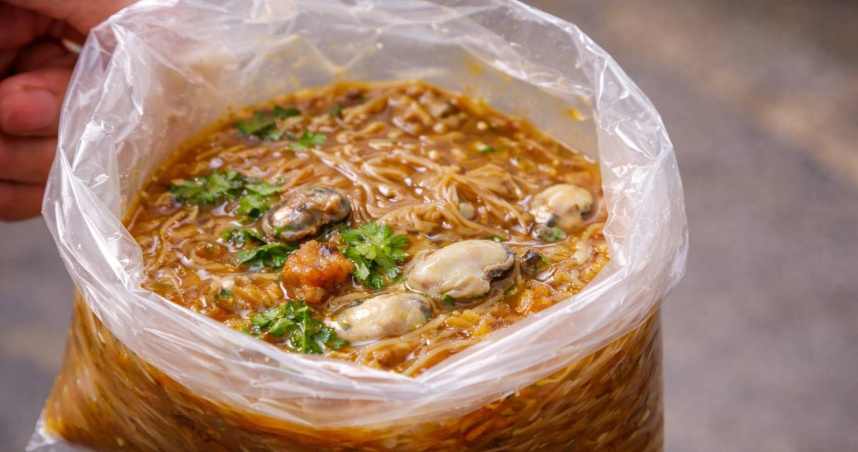 鹿港人吃麵線都用直接倒的，讓其他縣市的網友們感到驚訝。（圖／AI示意圖）