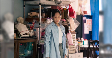 簡嫚書在《我的意外父母》中面對獨自照顧父母和兼顧工作的壓力。（圖／我的耐心有限公司）