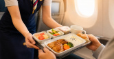 不少旅客搭機時好奇，若飛機餐吃不夠，能否向空服員再多要一份？多名空服員分享實際做法與成功秘訣。（示意圖／AI生成）