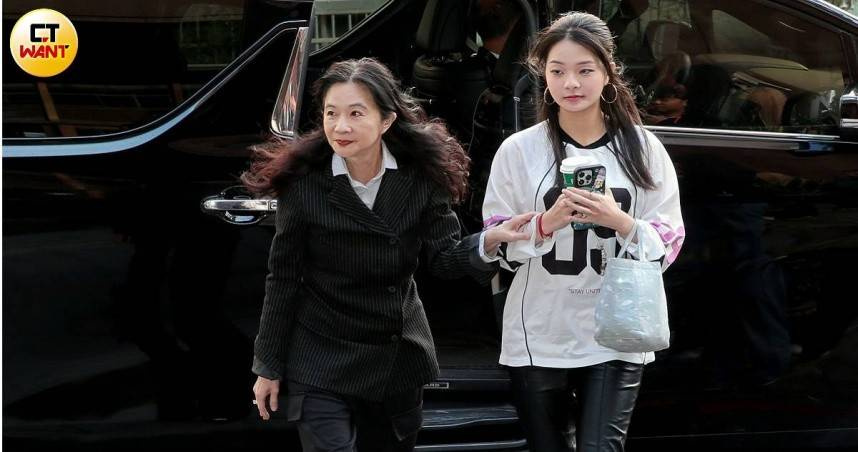 國民黨台北市議員應曉薇（左）深陷京華城案重挫連任之路，女兒應佳妤（右）將參選代母上陣守土。（圖／周志龍攝）
