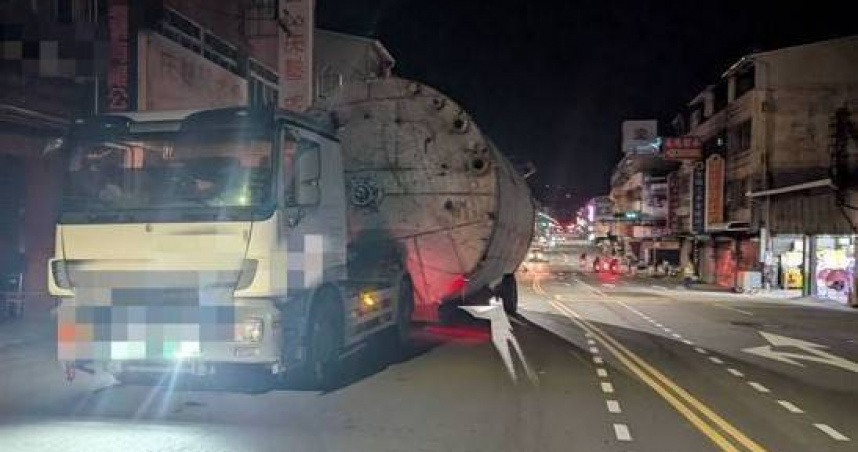 驚魂一瞬！太平聯結車扯落電纜害騎士摔飛　送醫竟爆酒駕