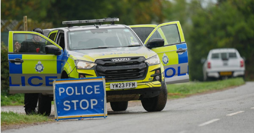英國警方事發後在通往「費爾福德皇家空軍基地」（RAF Fairford）的道路上進行警戒。（圖／達志／美聯社）