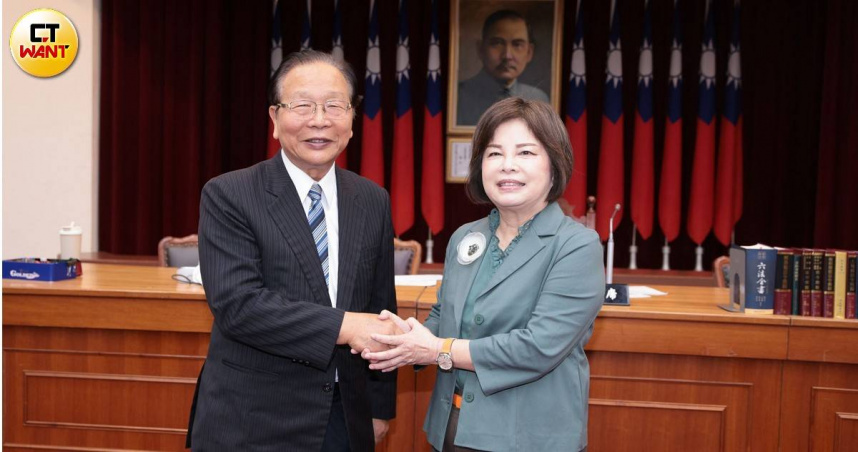 賈永婕肩披白色外套赴立法院備詢，穿搭遭民進黨立委賴惠員（右）提醒，引發討論。（圖／周志龍攝）