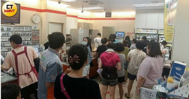 領三倍券店員被吼!阿桑腳踹機台 超商「霸氣公告」被讚爆