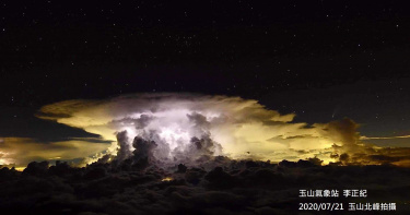 「雷雨胞+彗星」交織「星雲共舞」 超震撼神話場景降臨台灣