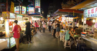 士林夜市12日晚間突不斷跳電 原因不明、客人摸黑吃飯