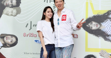 歐陽龍挺妮妮合體現身 親揭娜娜收入再曝為女兒刷腳指甲