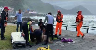 68歲婦北海岸鼻頭角觀海 遭浪捲走送醫搶救