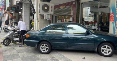高雄肝膽醫師駕車衝騎樓 稱閃避迴轉車害撞6車