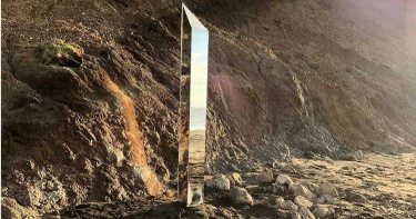 又見金屬巨碑!「閃亮亮」新材質引圍觀 神秘現蹤英國懷特島