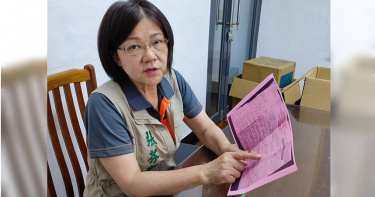 員警開罰單「聞紅嬁、自行」，民眾猜半天，前台中市議員張芬郁猜出應是「闖紅燈、直行」。（盧金足攝）