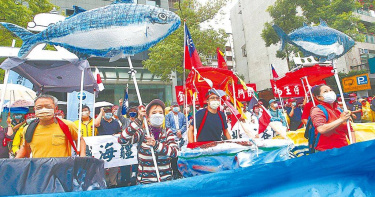 「台日漁業委員會」因為疫情停止召開實體會議，這個月將在東京重啟對話。圖為漁民去年在日本台灣交流協會前抗議。（圖／報系資料照片）