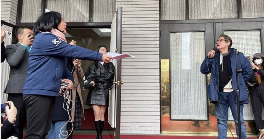 國民黨立委陳玉珍提出大砍公視全部預算23億元，引起影視工作者不滿抗議，雙方在立法院議場前爆發口角衝突。（圖／三立新聞網提供）