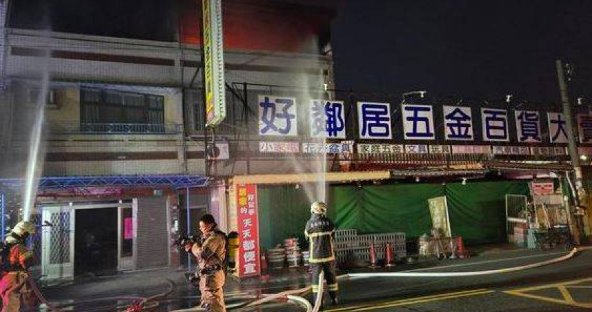 台南1棟透天厝的3樓神明廳發生火警，所幸6人及時逃出未造成傷亡。（圖／翻攝畫面）