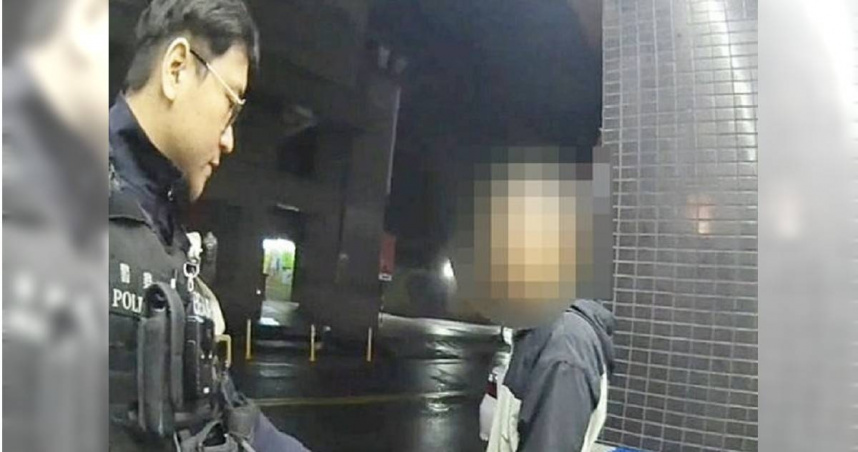 男子搭訕遭拒後亮槍恐嚇，越南女子機警拍下背影報警。（ 圖／翻攝畫面）