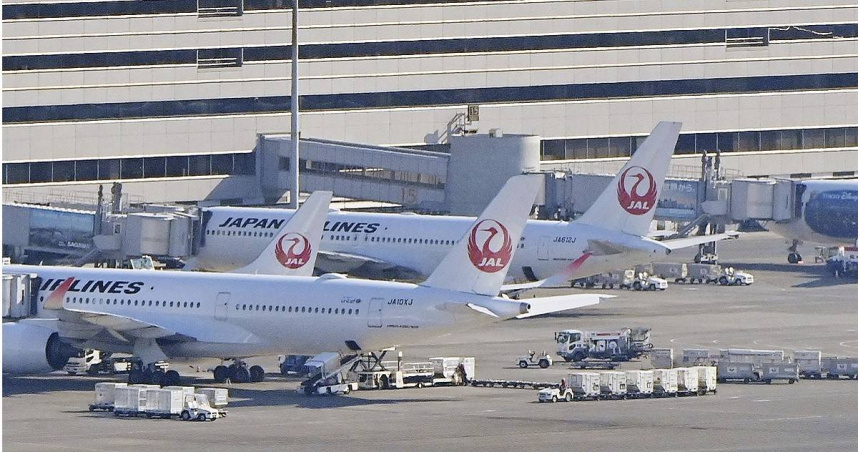 日本航空公司（Japan Airlines）一架客機26日晚間，在北海道新千歲機場準備起飛前，發現鼻輪受損，班機延誤超過4小時才起飛。（示意圖／美聯社）