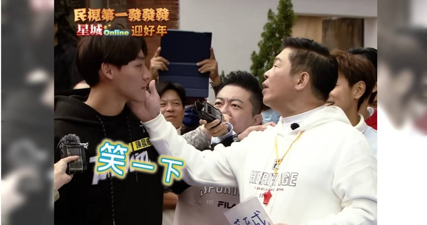曾國城在民視除夕特別節目《民視第一發發發》擔任主持人，遊戲過程中當眾拍台灣棒球國手陳晨威的臉頰，引發爭議。（圖／翻攝自YouTube／民視綜藝娛樂 Formosa TV Entertainments）