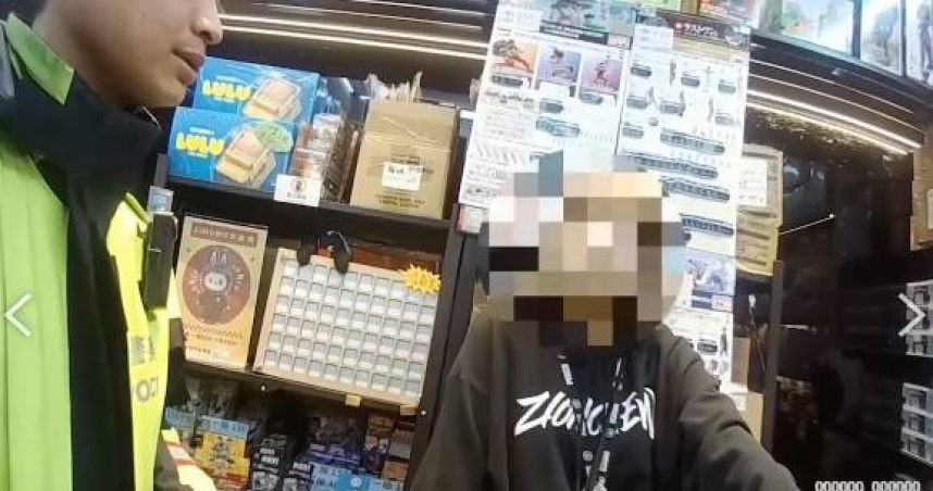 北市西門萬年大樓9日傳出有情侶檔進入店鋪內偷走近6萬元現金。（圖／翻攝畫面）