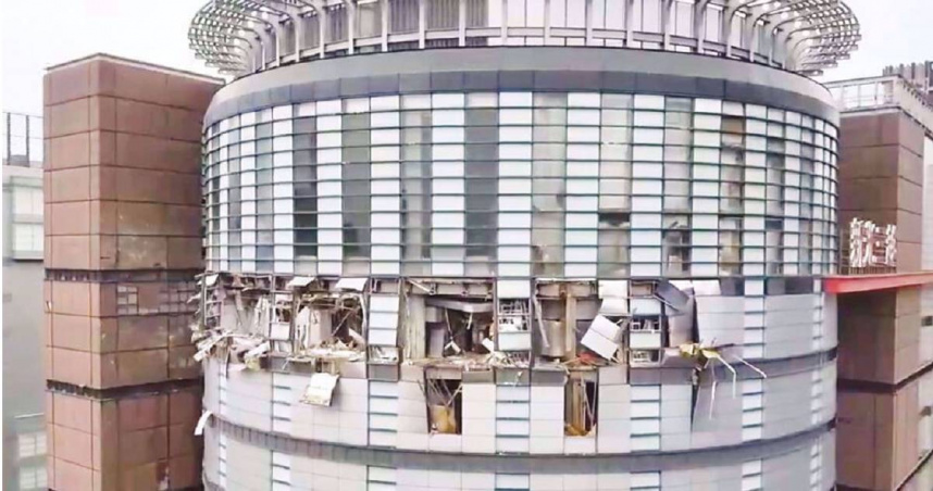 台中市新光三越百貨13日上午11時許驚傳重大氣爆意外，導致4人死亡、37人輕重傷，目前仍有11人住院治療中，當中尤其以年僅2歲的澳門籍鄧姓女童傷勢最為嚴重，至今仍陷入重度昏迷，昏迷指數只有3。（圖／台中市消防局提供）