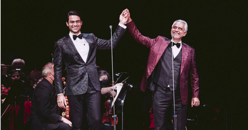 安德列波伽利（右）4月4日將登上台北大巨蛋開唱，帥兒馬提歐（左）擔任演出嘉賓。（圖／牛耳藝術提供)