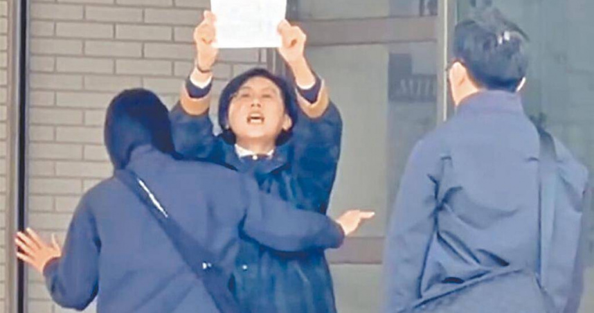 立委林岱樺遭調查局約談時，對著媒體記者大喊「政治干預司法、司法干預初選！」（圖／報系資料照）