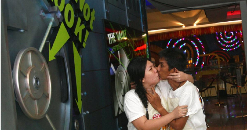 金氏世界紀錄「最長接吻記錄」的紀錄保持人是泰國夫妻伊卡柴（Ekkachai Tiranarat）和拉薩納（Laksana），但男方近日證實兩人已離婚。（圖／達志／美聯社）