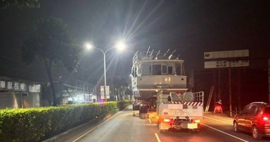 深夜大貨車勾到電纜線造成電桿傾斜。（ 圖／翻攝畫面）