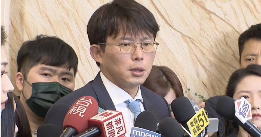 民眾黨主席黃國昌表示，目前無法確認柯文哲是否會於明日公開露面。不過民眾黨全體黨員都支持柯家度過這段艱難時刻，他因為「父喪關係」，不便親自出席，已指示民眾黨秘書長周榆修代表黨中央，在柯文哲父親的告別式上表達敬意。（圖／張睿廷攝）