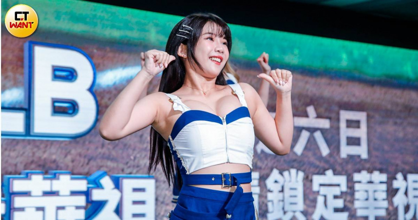 富邦啦啦隊Fubon Angels奶昔出席「華視MLB轉播記者會」，現場重現32撞應援，吸引眾人目光。（圖／趙文彬攝）