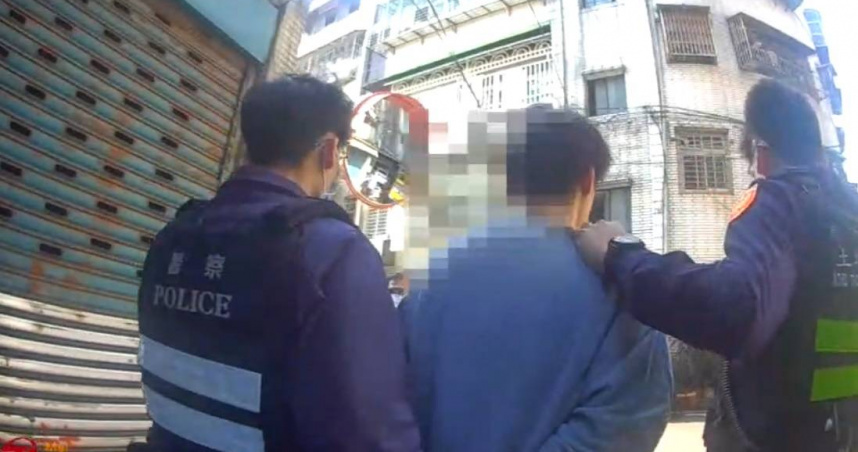 程姓車手偽裝外派服務經理與黃姓男子面交投資款項，遭警方當場逮捕。（圖／翻攝畫面）