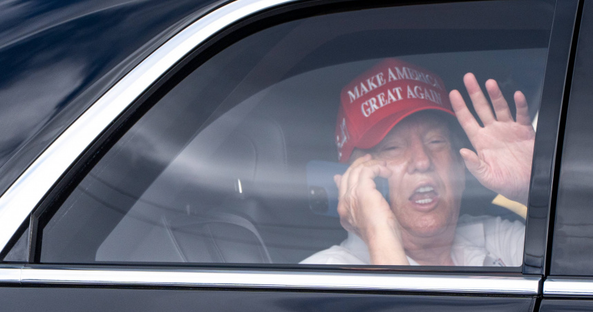 美國總統川普宣布全面性關稅後，中國宣布反制報復。川普對此回應，中國打錯牌，顯示「他們慌了」。（圖／達志／美聯社）