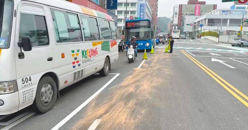 基隆市公車9日清晨行經義一路，因引擎油底殼破裂漏油，造成2名機車騎士摔車受傷，基隆市公車處獲報立即派人到場清理路面。（圖／民眾提供／中國時報張志康基隆傳真）