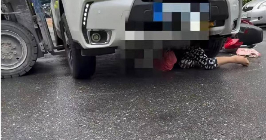 林姓婦人當時受困休旅車下，車子架高後，婦人自行爬出。（圖／取自湖內分隊臉書／中國時報呂妍庭嘉義傳真）