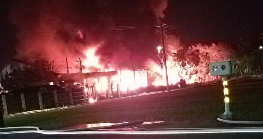 嘉義縣水上鄉「南陽化學工業股份有限公司」凌晨發生火警。（圖／翻攝記者爆料網）